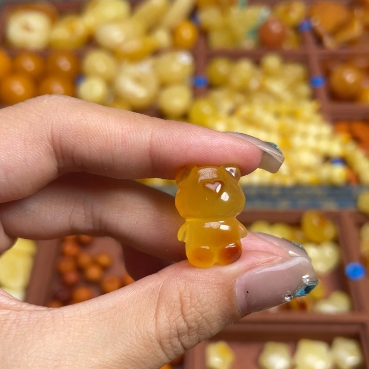 s***a蜜蜡未镶嵌珠宝奇石满蜡俏色小熊微微微瑕