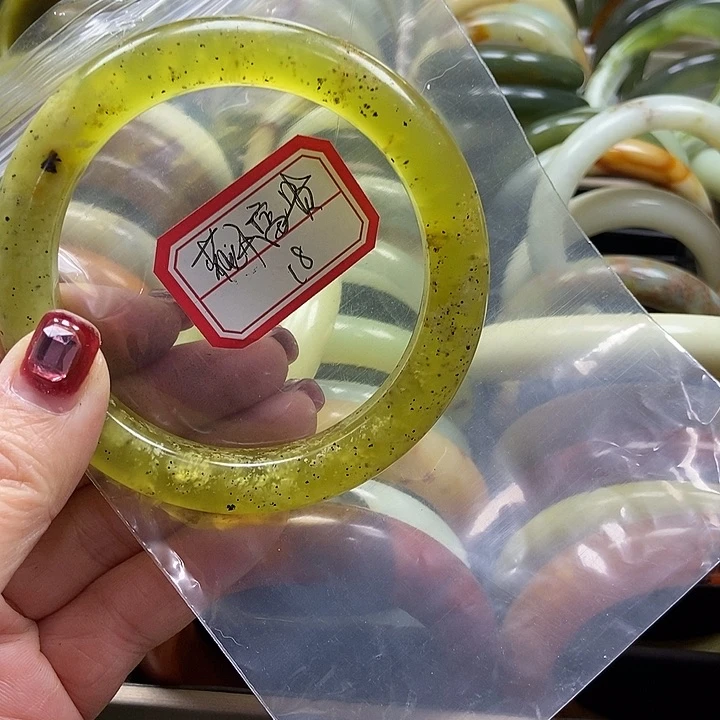 蛇纹石玉手镯未镶嵌花**贵