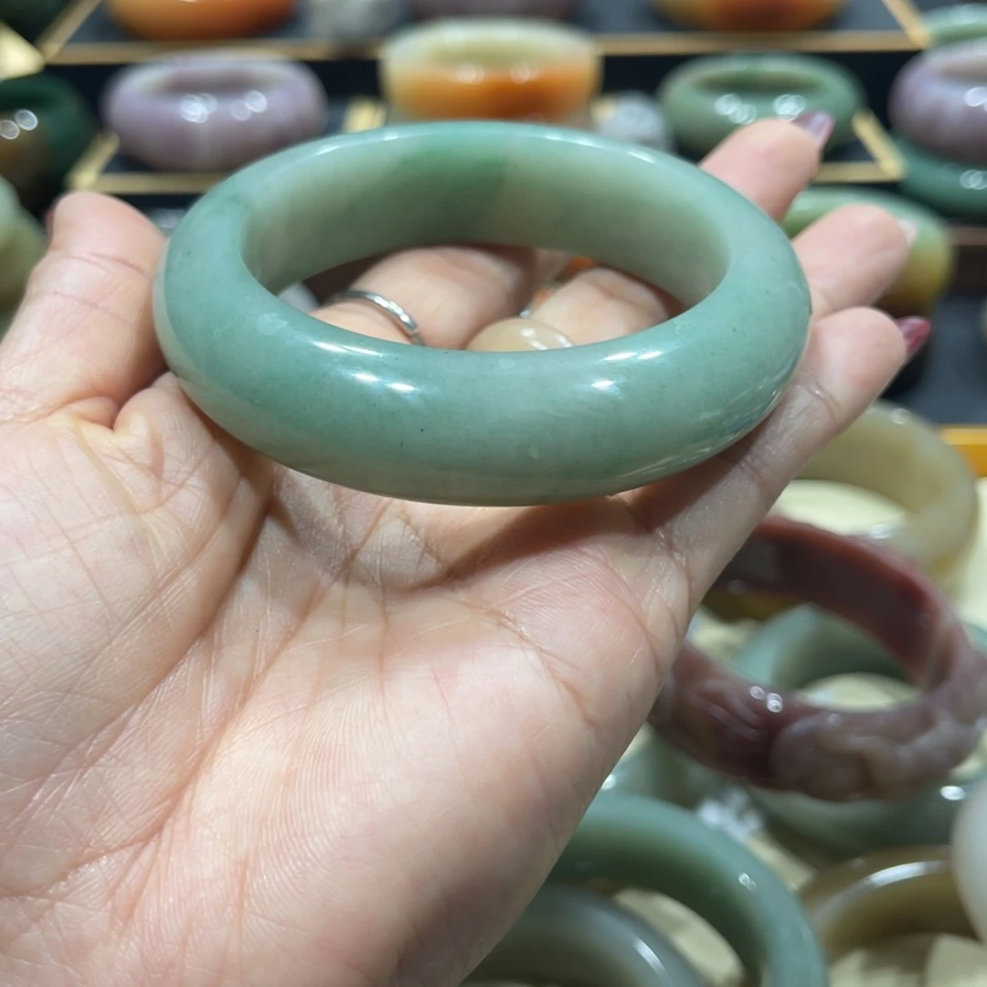 未镶嵌手镯石英岩玉