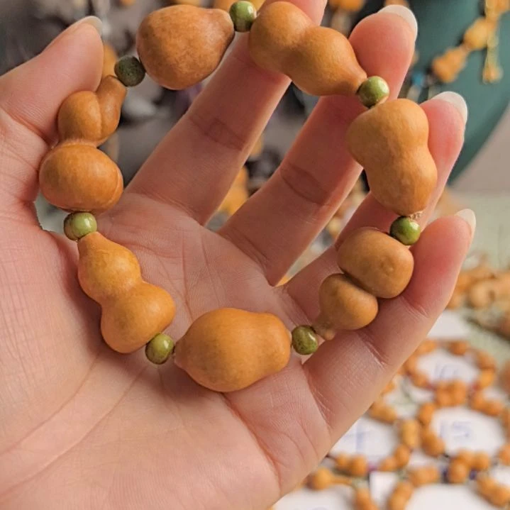 S***性多宝手串葫芦草里金