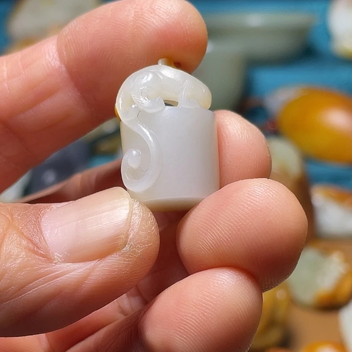 爱***华和田玉未镶嵌颈饰