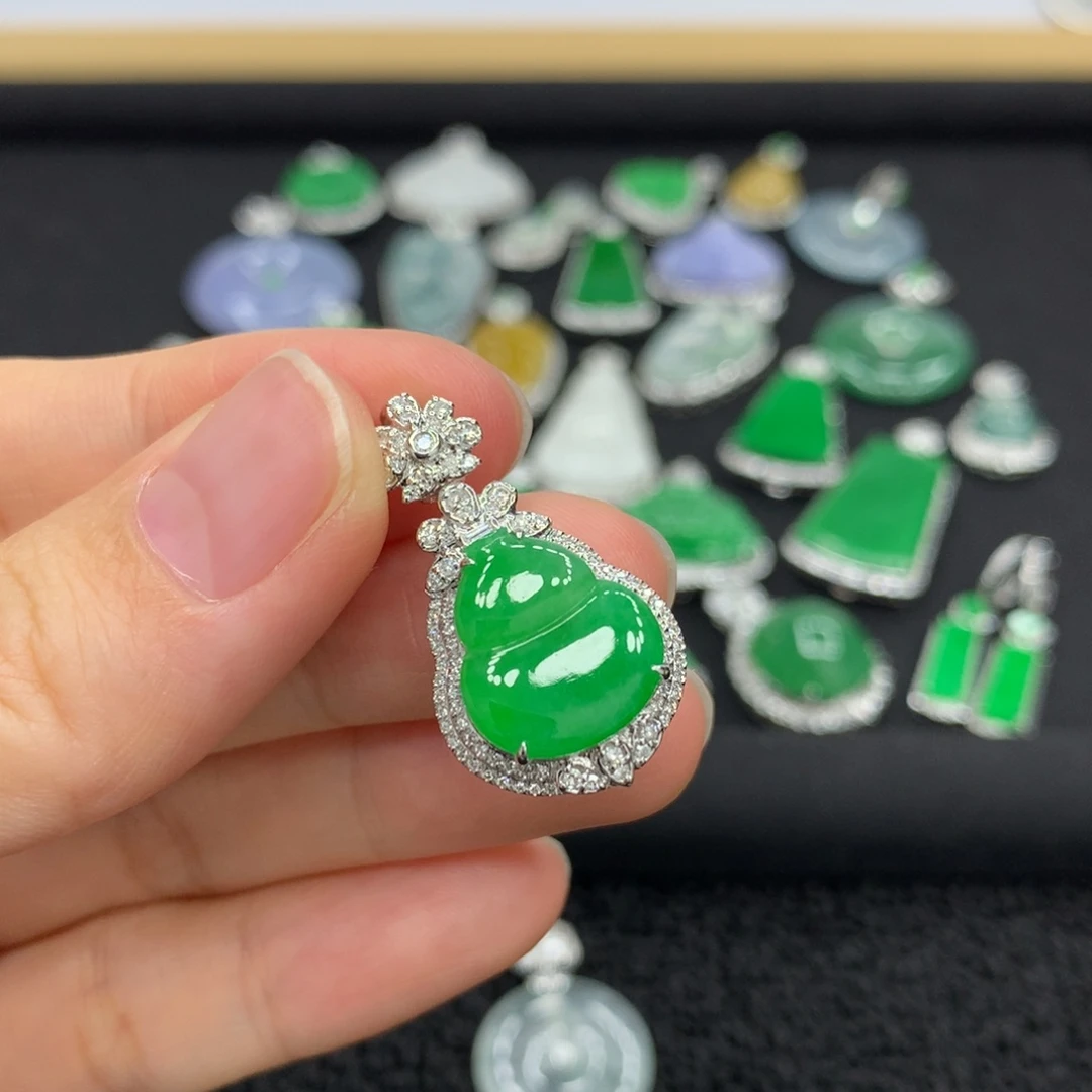 翡翠18K金镶嵌颈饰葫芦