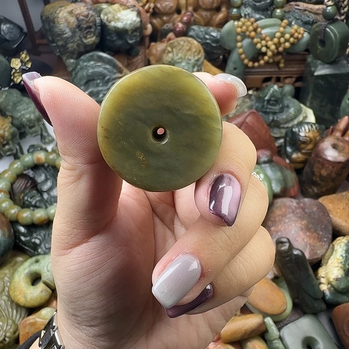 透闪石质玉未镶嵌珠宝奇石