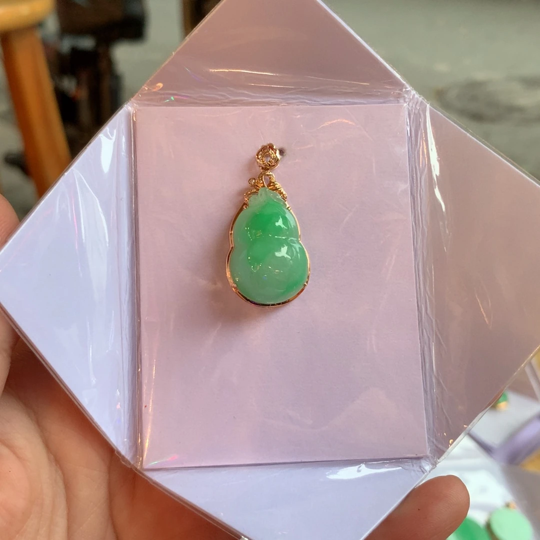 颈饰18K金镶嵌翡翠葫芦