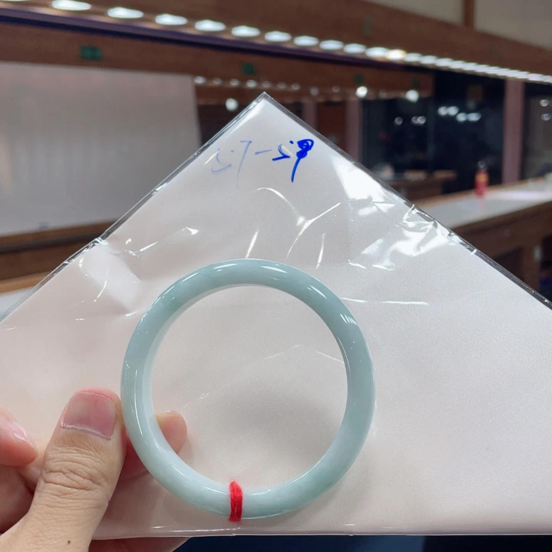 翡翠手镯未镶嵌有包容