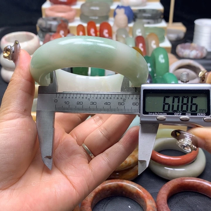 未镶嵌手镯石英质玉