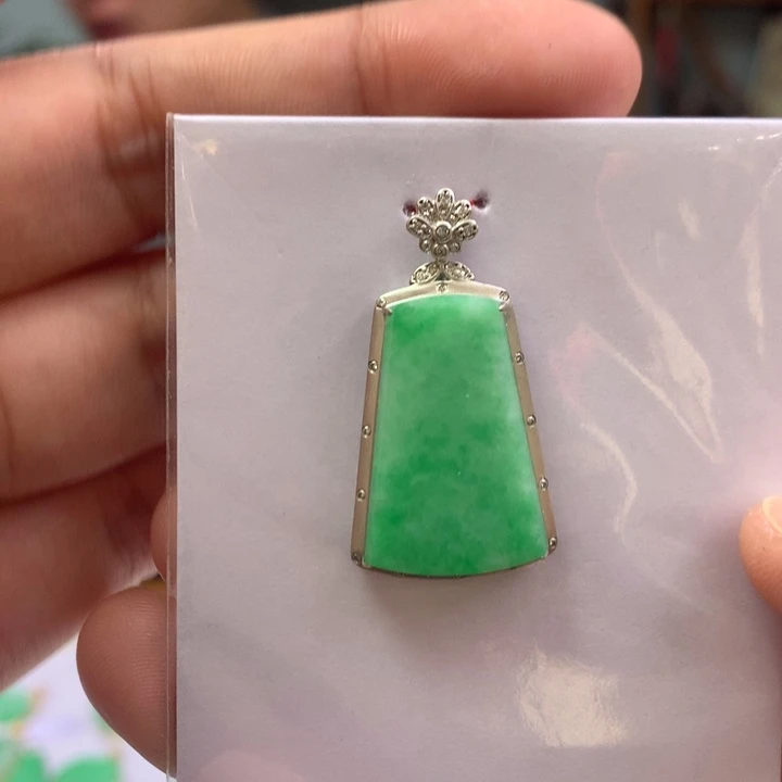 翡翠颈饰18K金镶嵌翡翠吊坠