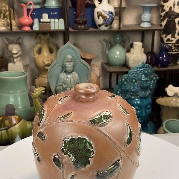 定瓷浮雕缠枝花纹咕噜罐