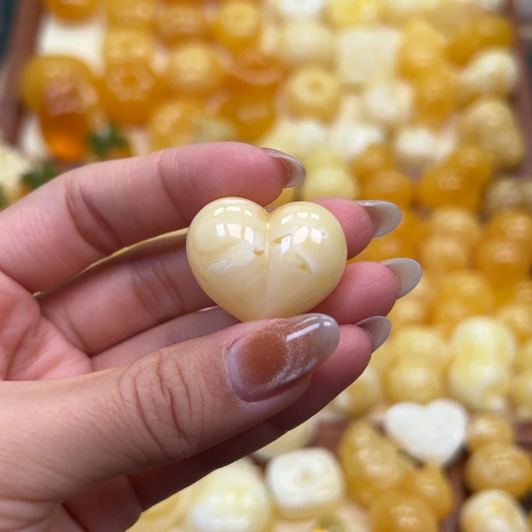 傲***雪琥珀未镶嵌颈饰蜜蜡