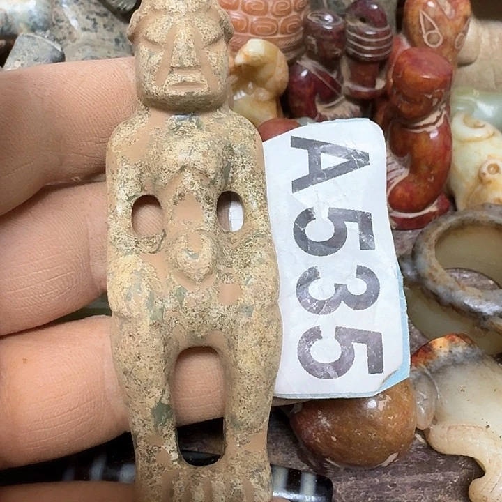 蛇纹石玉颈饰未镶嵌