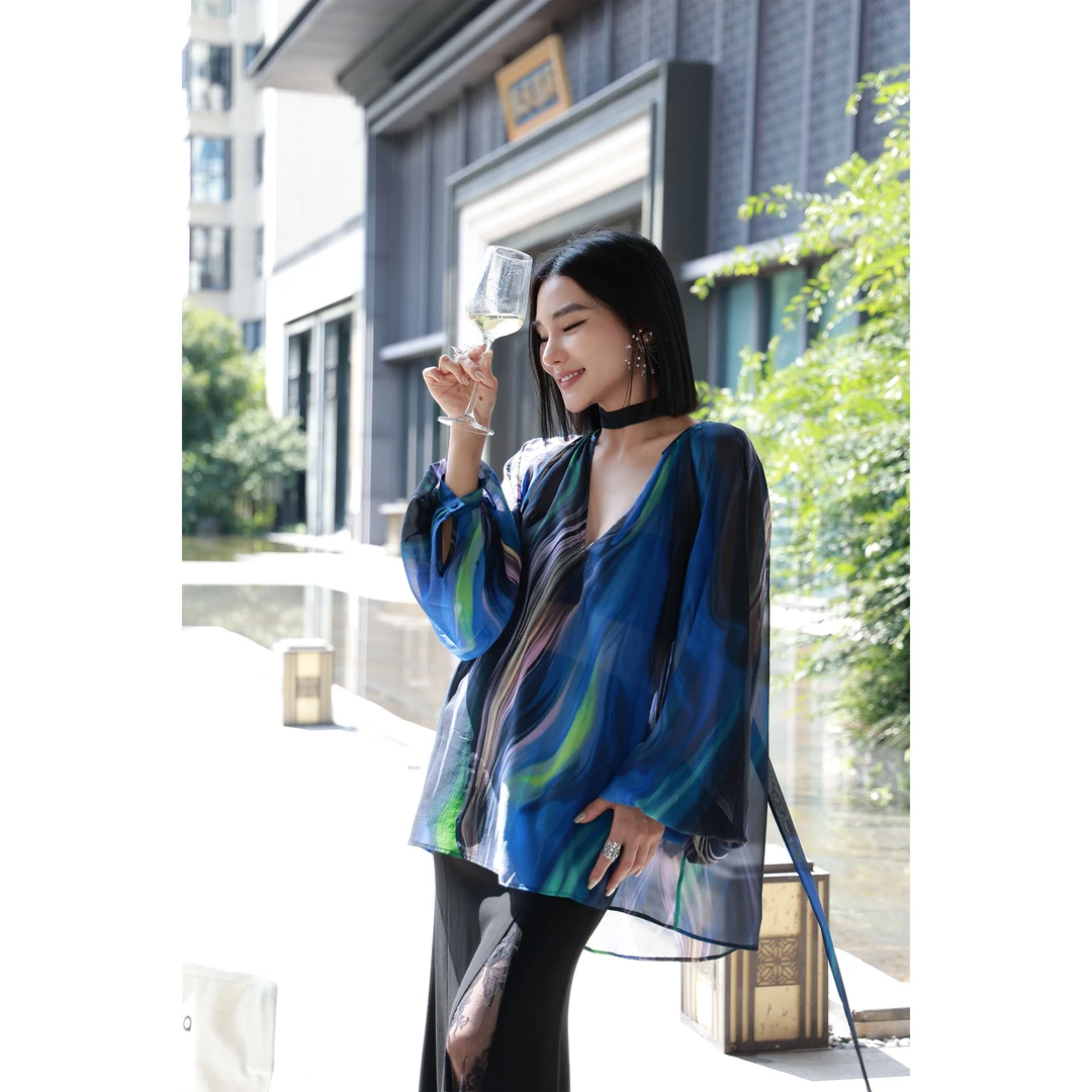 【妙妙精选】HUANGNAJI蓝精灵-时尚气质桑蚕丝薄透艺术印花上衣1306