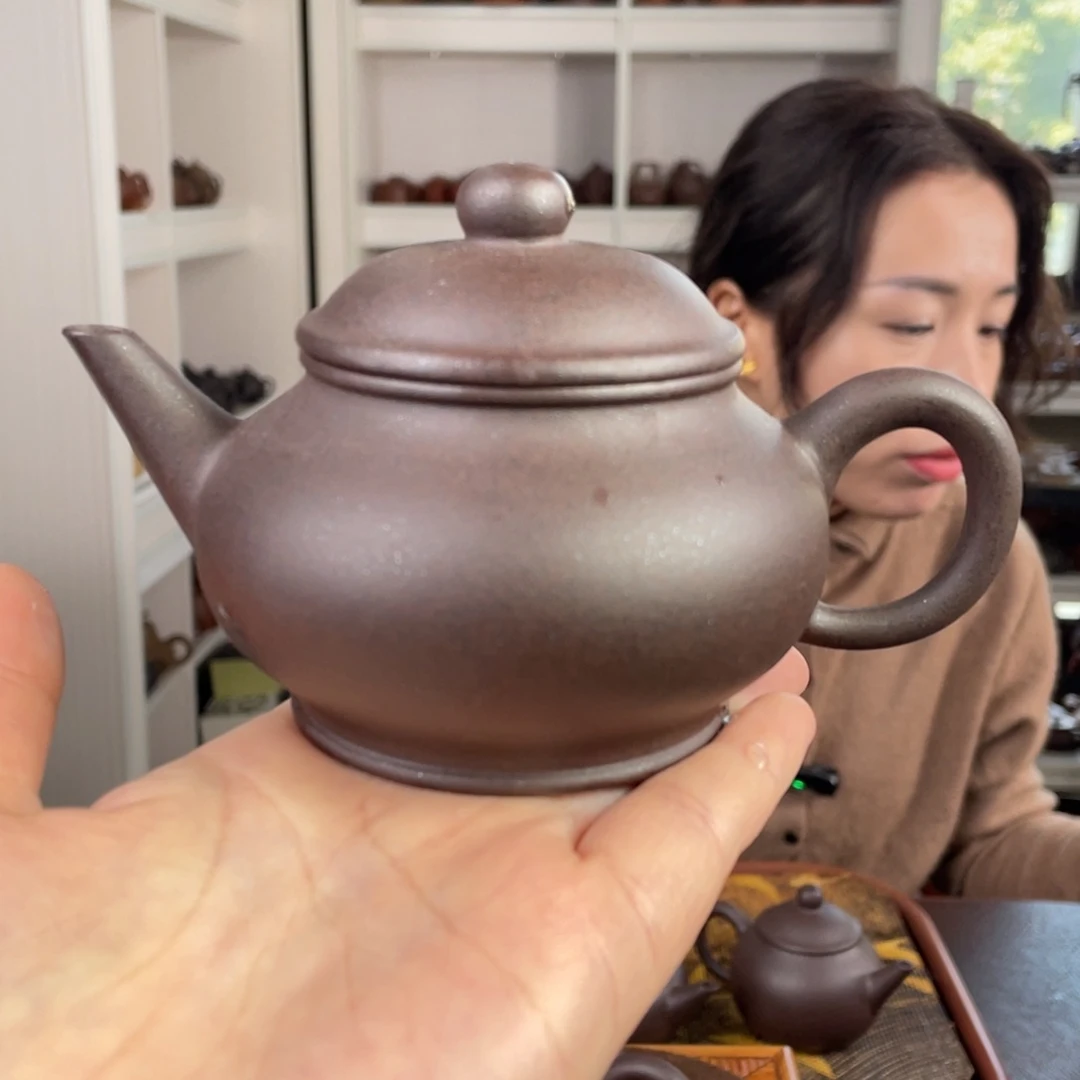 紫砂茶壶黑星土扁水平240cc