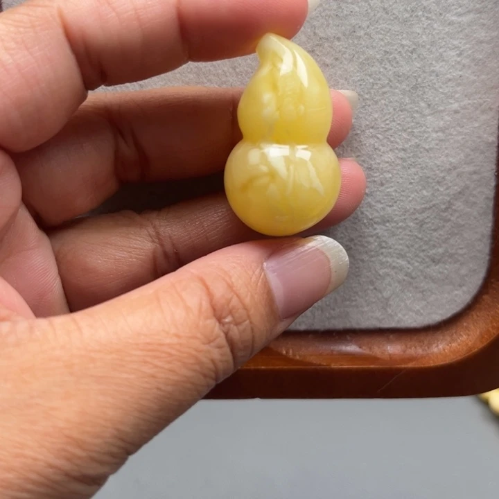 琥珀未镶嵌珠宝奇石M208号浓蜡妖花