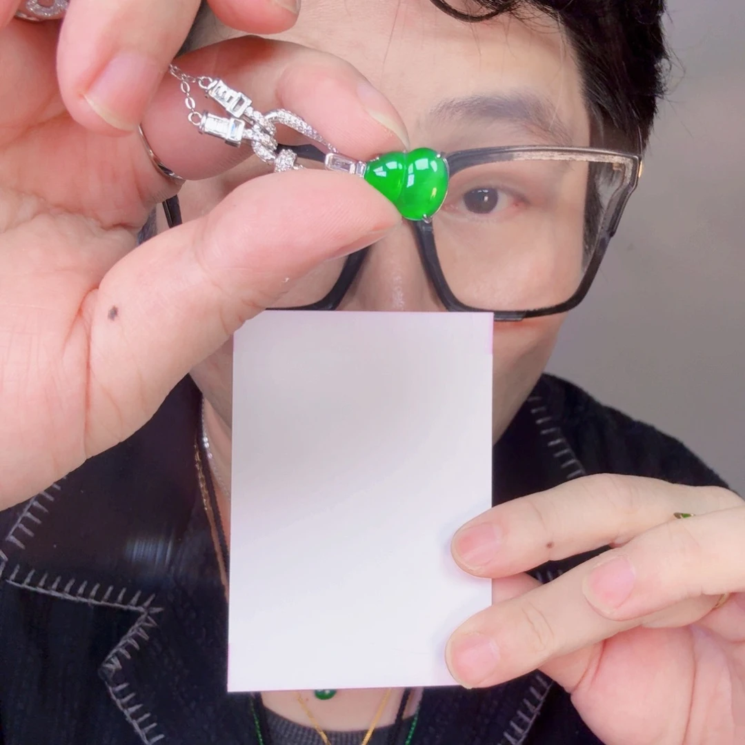 翡翠未镶嵌颈饰一件