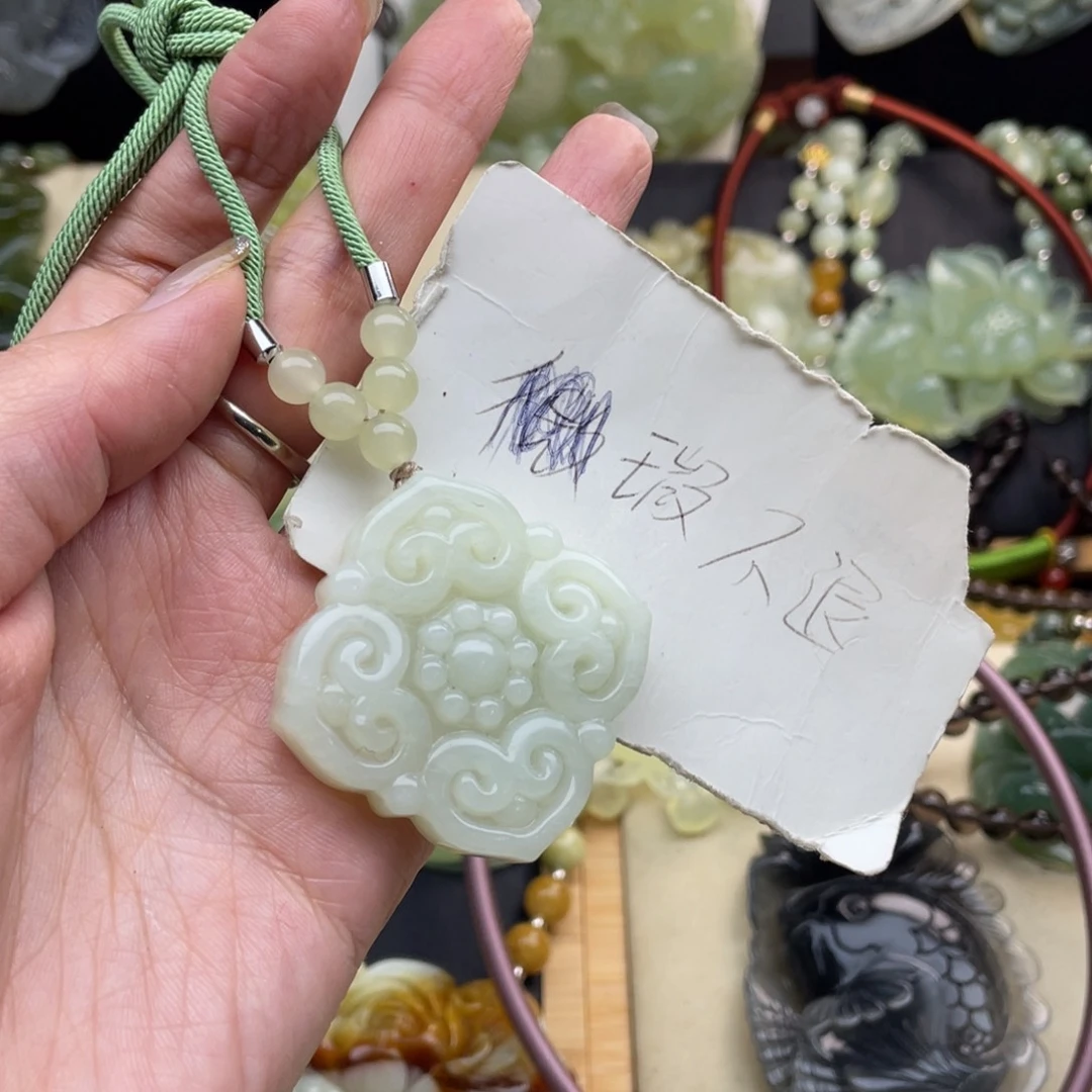 蛇纹石玉颈饰未镶嵌