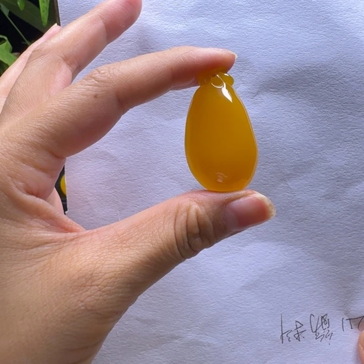 ****凡未镶嵌石英质玉（黄龙玉）手镯