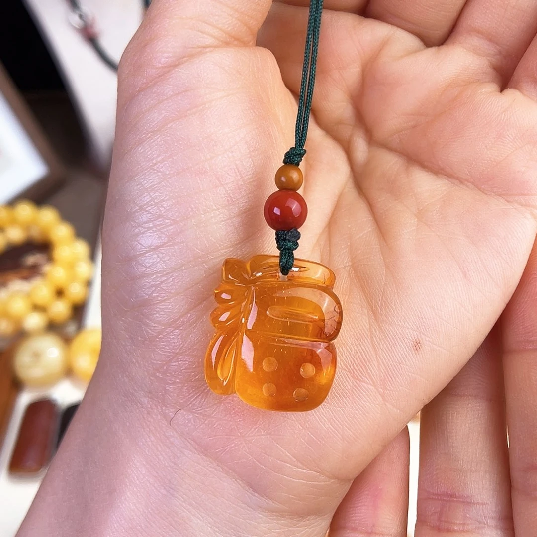 未镶嵌琥珀珠宝奇石。