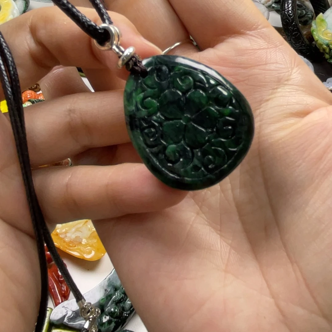 翡翠未镶嵌项圈牌子