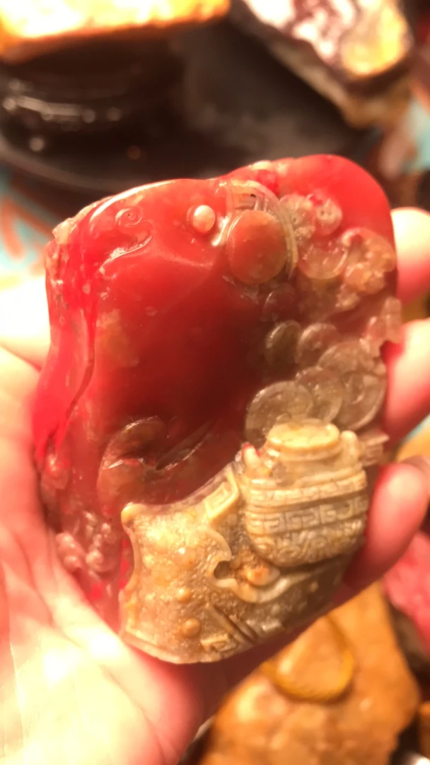 昌化鸡血石，质地细腻柔软光滑