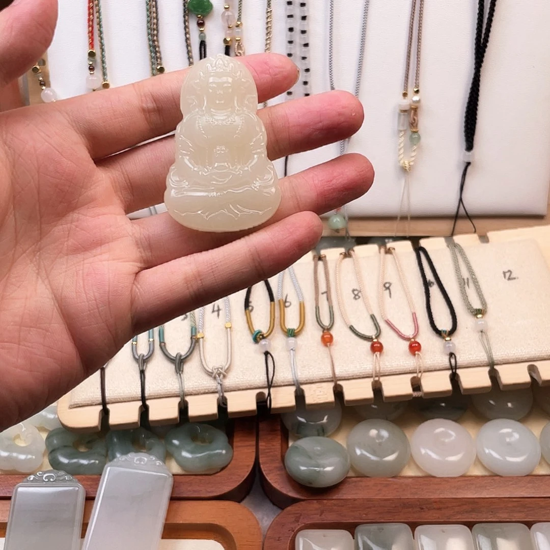 石英质玉未镶嵌颈饰