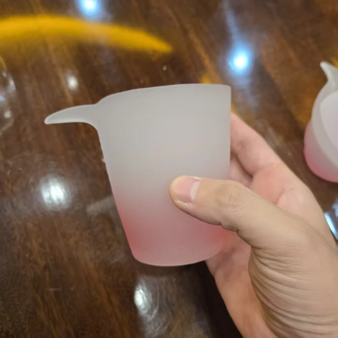 一只装纯人工手作无铅水晶玻璃粉色公道杯