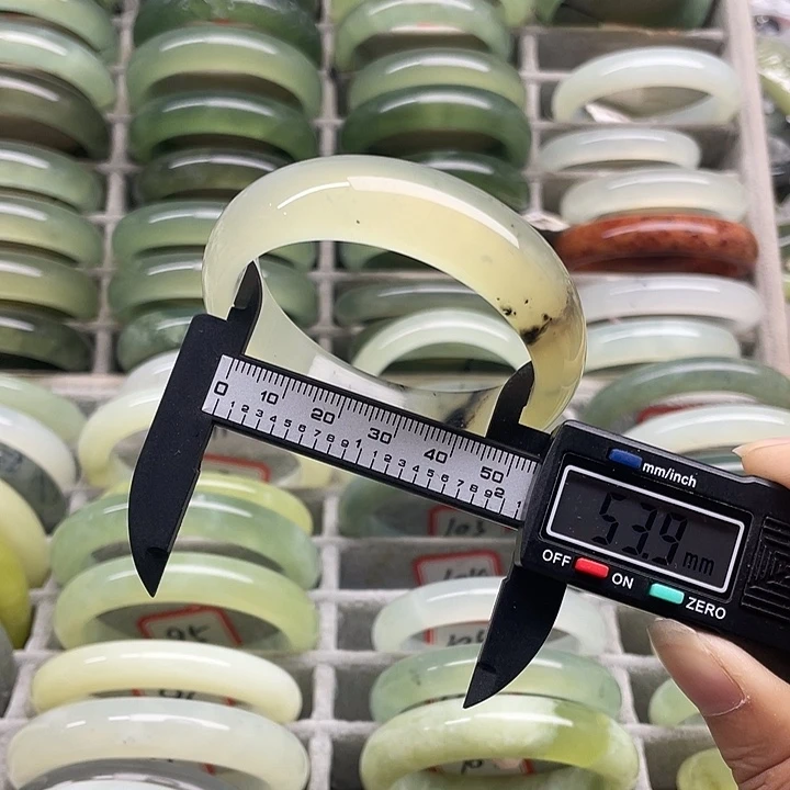 蛇纹石玉未镶嵌手镯101