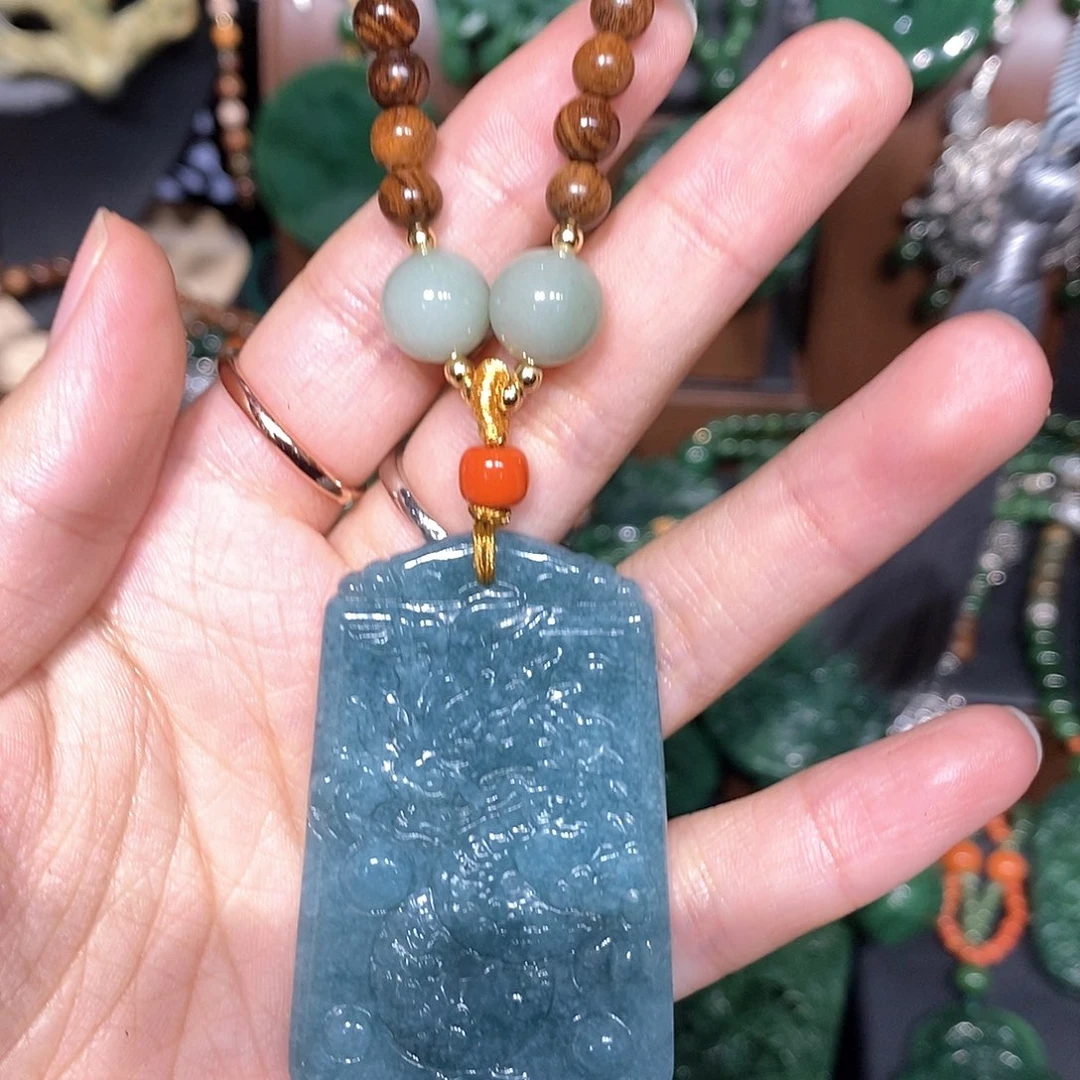 颈饰未镶嵌和田玉（碧玉）