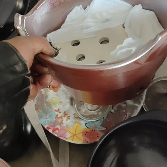 瓷铁红釉炭炉，口径25……