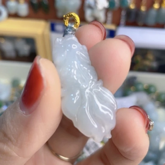 翡翠未镶嵌颈饰小金鱼