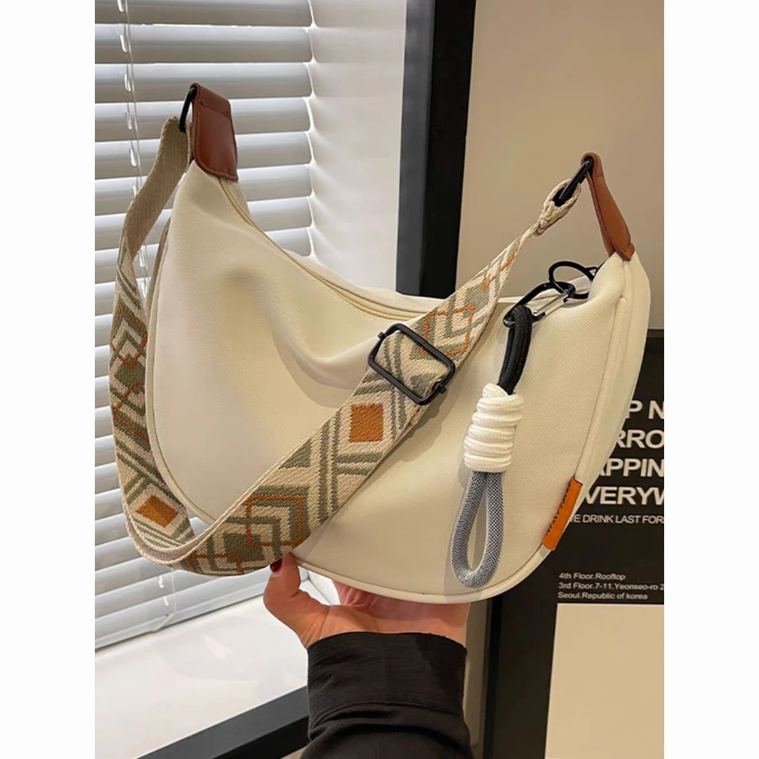 休闲尼龙布包包女新款夏季爆款斜挎饺子包百搭小众单肩通勤包箱包