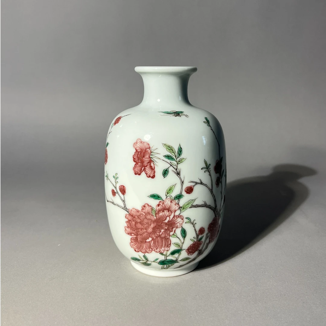 釉里红加彩花卉纹灯笼瓶