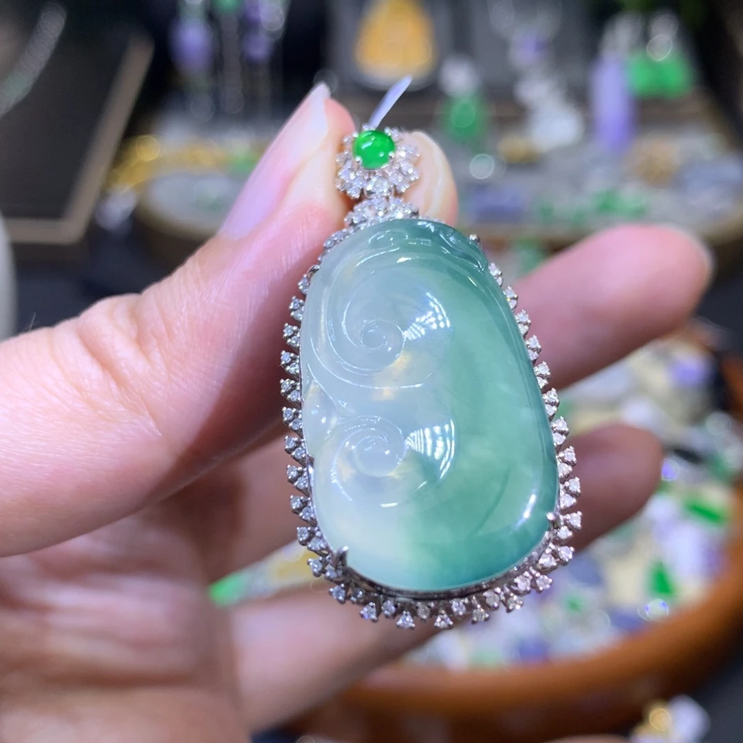 颈饰18K金镶嵌翡翠