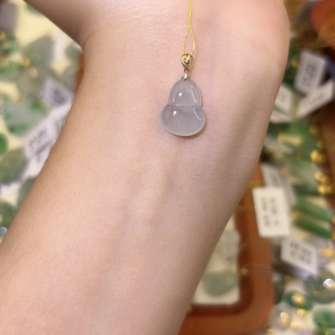 翡翠18K金镶嵌颈饰葫芦