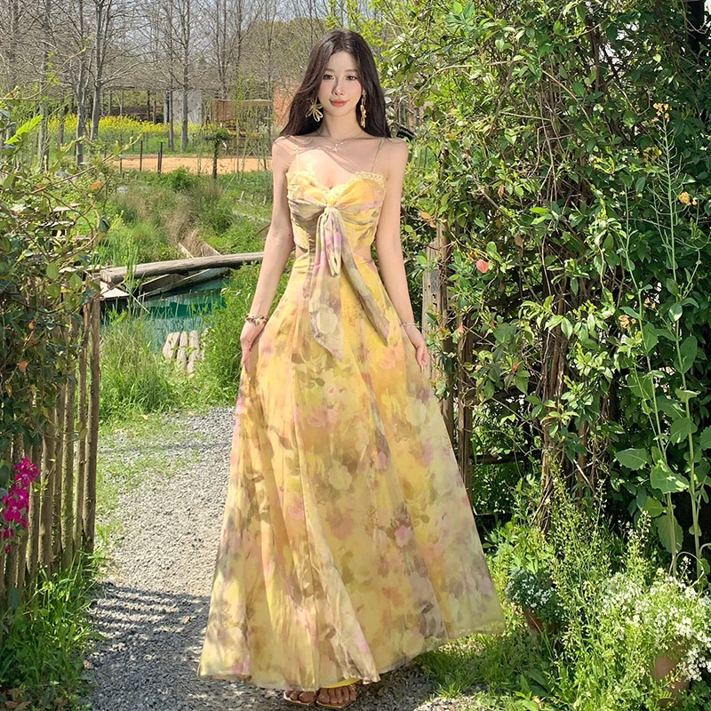 法式海边度假碎花仙女长裙子收腰显瘦黄色气质性感露腰吊带连衣裙