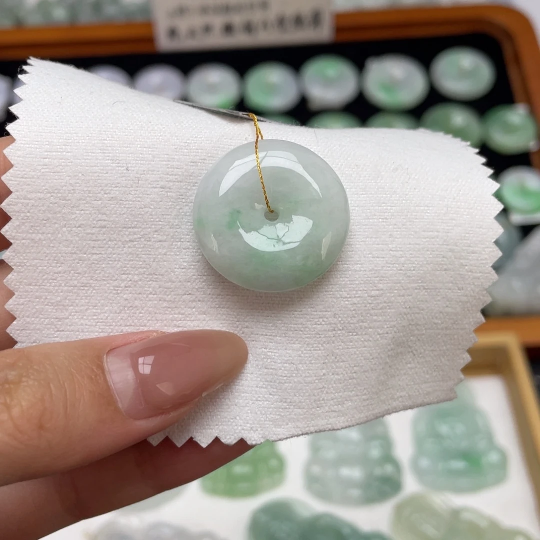 翡翠未镶嵌颈饰平安扣