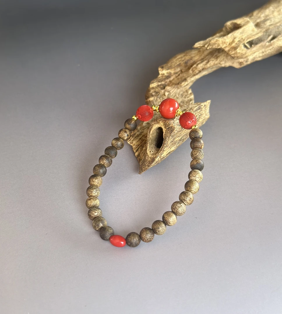 (东兴沉香)高品质手工制沉香搭朱砂女款文玩手串