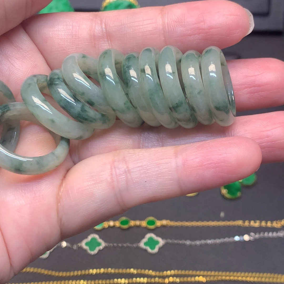 翡翠未镶嵌戒指有纹