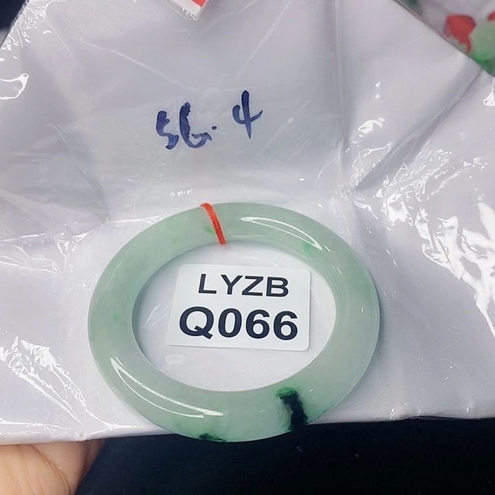 翡翠手镯未镶嵌?*?翡翠手镯未镶嵌