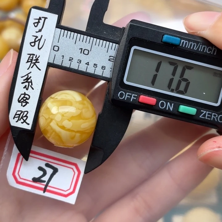 孟***和未镶嵌蜜蜡裸石蜜蜡