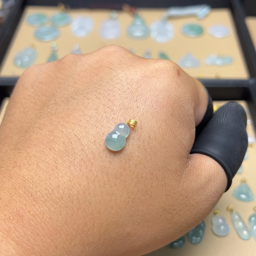 翡翠18K金镶嵌颈饰葫芦