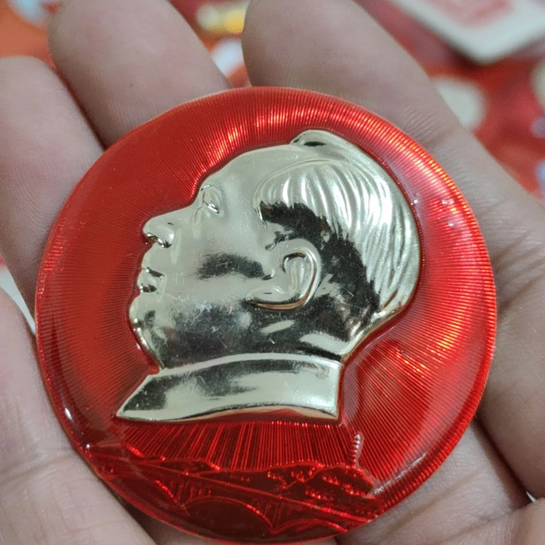 谢***基其他普通金属圆形红色人物像章