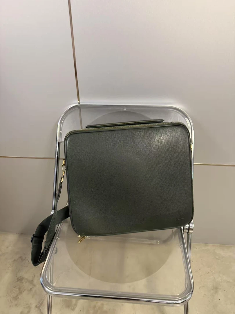 95新 LouisVuitton/路易威登 lv taiga 斜挎手提公文包