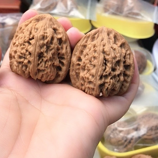 文玩核桃把件一**秋南疆石