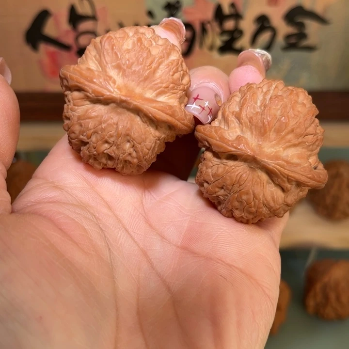 随***e文玩核桃吊坠血麒麟