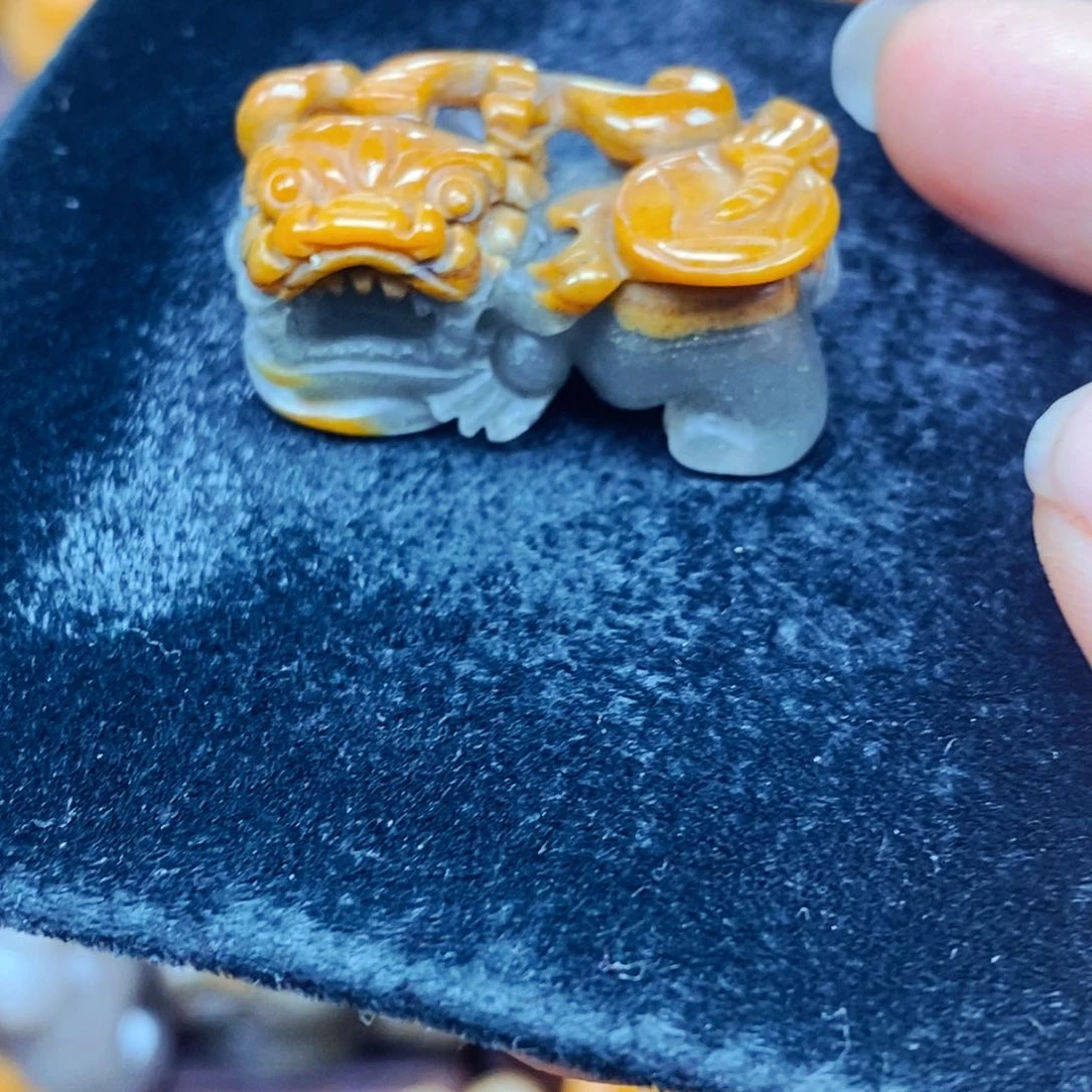 未镶嵌石英质玉（黄龙玉）颈饰