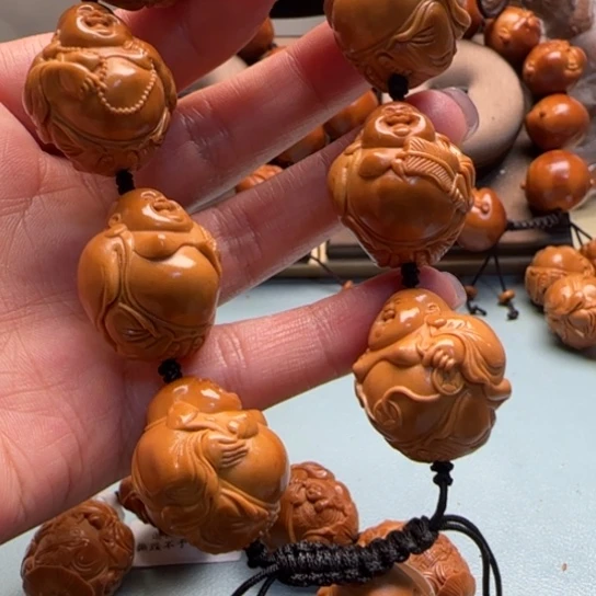 橄榄核手串大*子雕刻工艺