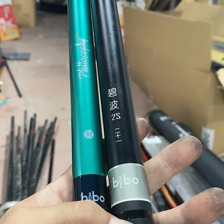 阿***Q碧波绿色加黑色鱼竿各一根，圆节