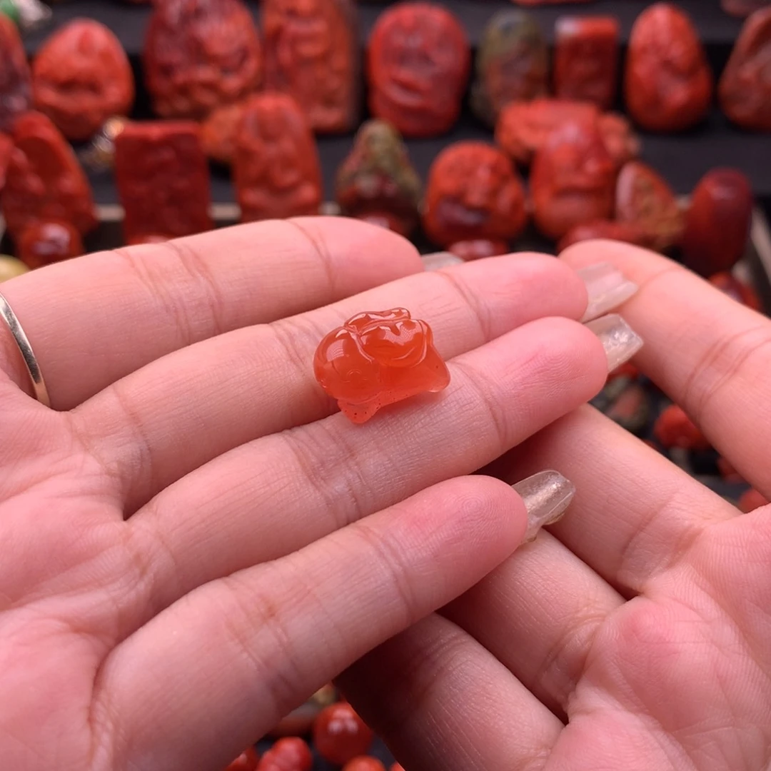 南红玛瑙南红保山冰红趴趴兔10.6mm未镶嵌
