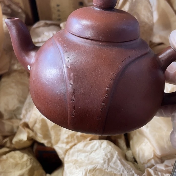 茶壶紫砂原矿泥料，手工制作的一把紫砂壶。