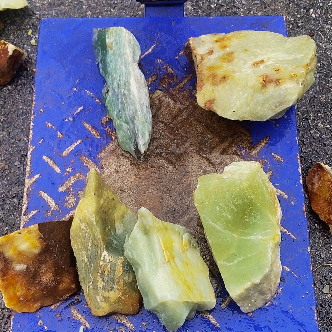 小***孩岫玉未镶嵌岫玉原石